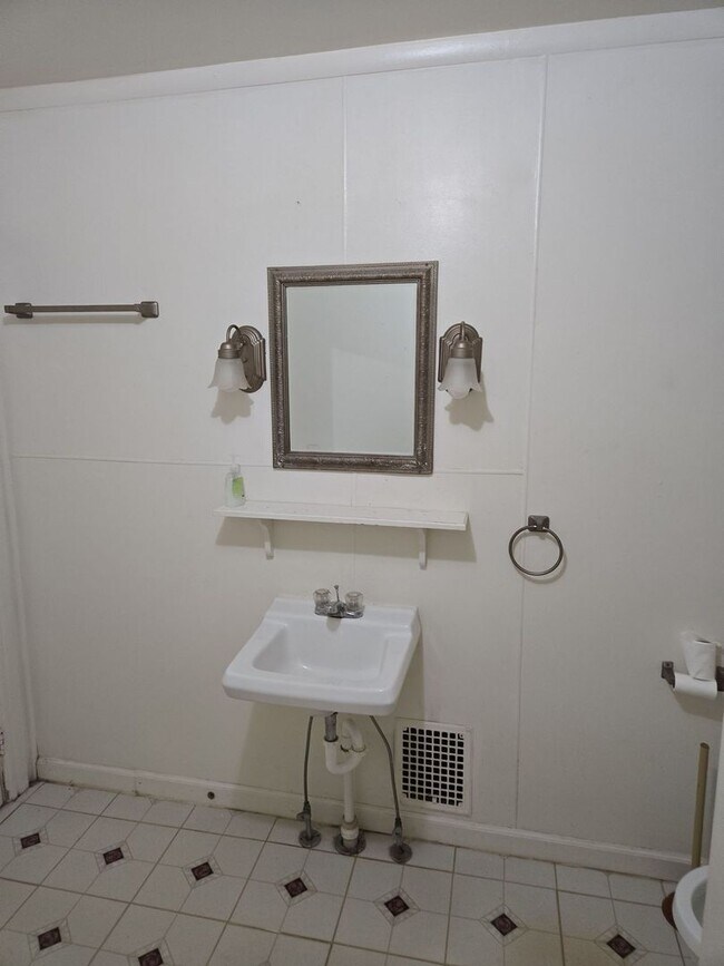 Building Photo - 115 S Potomac St