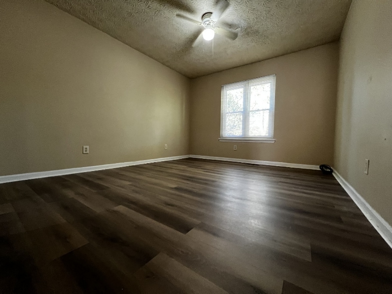 Building Photo - 6635 Meadow Green Cir