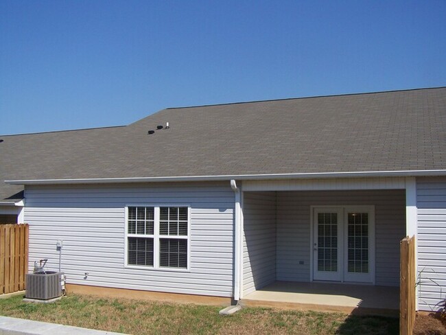 Building Photo - 2 bed, 2 bath, 2 car garage ranch style to...