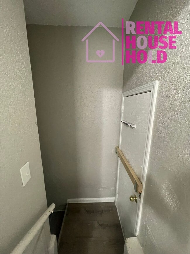 Building Photo - NEW LISTING | 2 BEDS 1 BATH | BASEMENT | G...