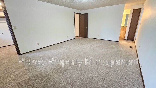 Building Photo - 5401 Pineridge Dr NE