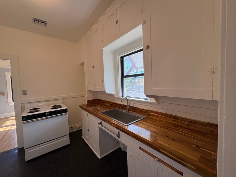 Building Photo - 15 W 5th St