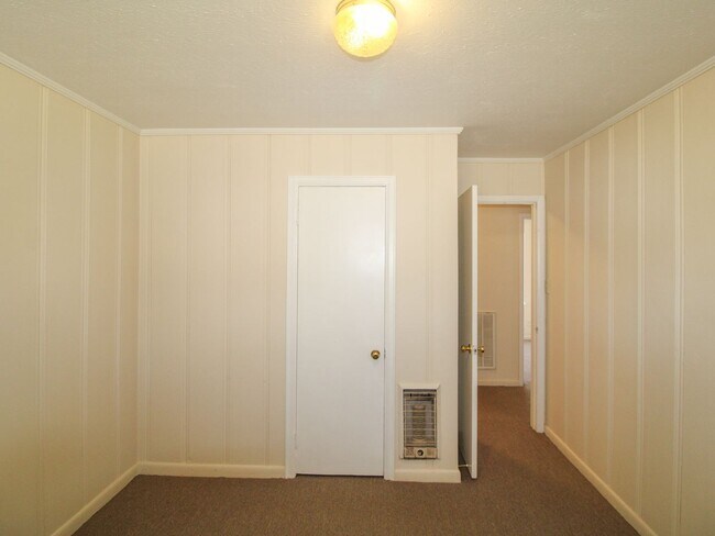 Building Photo - Nice brick home located on corner lot in Athens City!