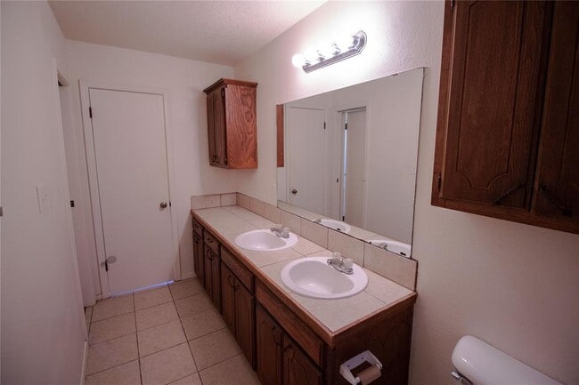 Building Photo - 2204 Lafayette Dr