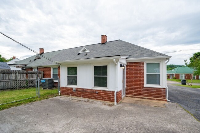 Building Photo - 3 Bed/1 Bath duplex