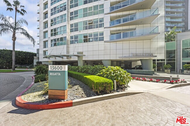 Building Photo - 13600 Marina Pointe Dr