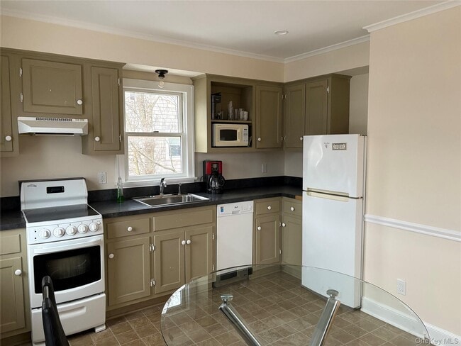 Building Photo - 325 Wiggins St