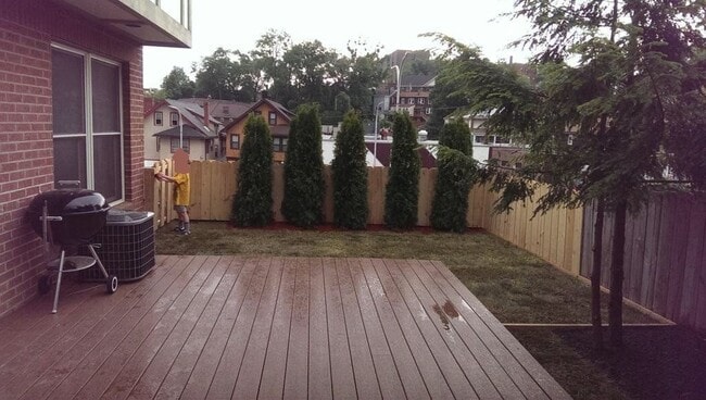 Building Photo - Spacious 3 bedroom 2.5 bath in Squirrel Hill!