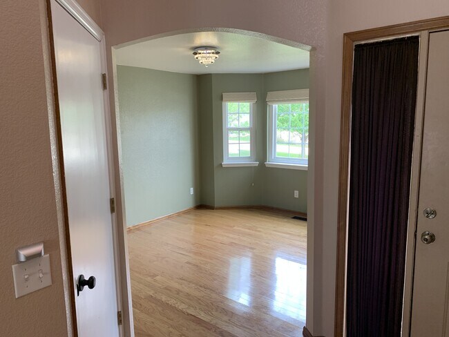 Building Photo - 11201 Glenmoor Ct