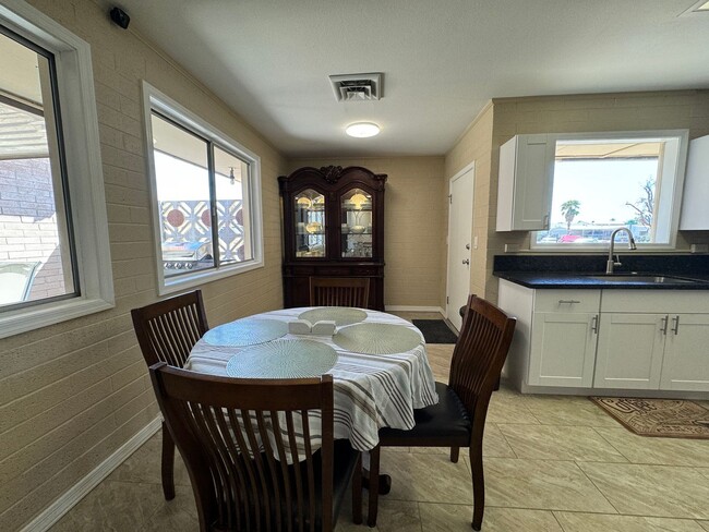 Building Photo - 3 Bedroom Furnished Home with UTILITIES INCLUDED with Courtyard Near the Colorado River 3-12 mont...