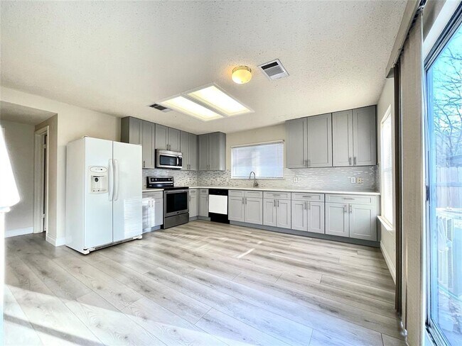 Building Photo - 2601 Byfield Dr