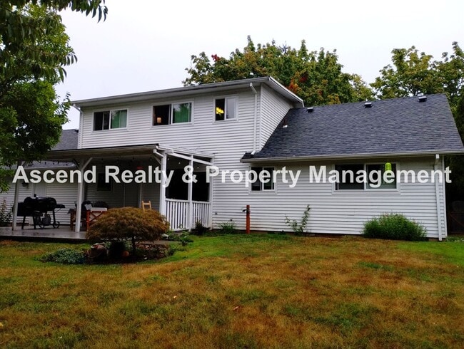 Building Photo - Ideal Hillsboro Location 2 Level Home with...