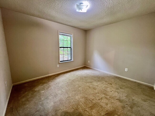 Building Photo - 3 bedroom 2.5 bath home