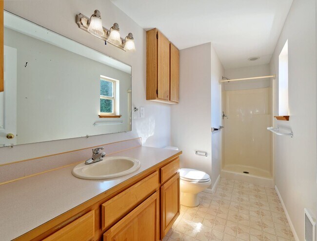 Building Photo - 721 Crown Dr