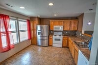 Building Photo - Spacious 3 bedroom home in the heart of Mo...