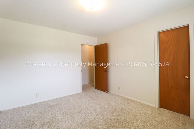Building Photo - LARGE | 3 Bed | 2 Bath | Midtown Tulsa
