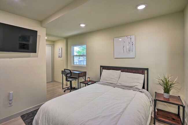 Building Photo - 2735 MacArthur Blvd