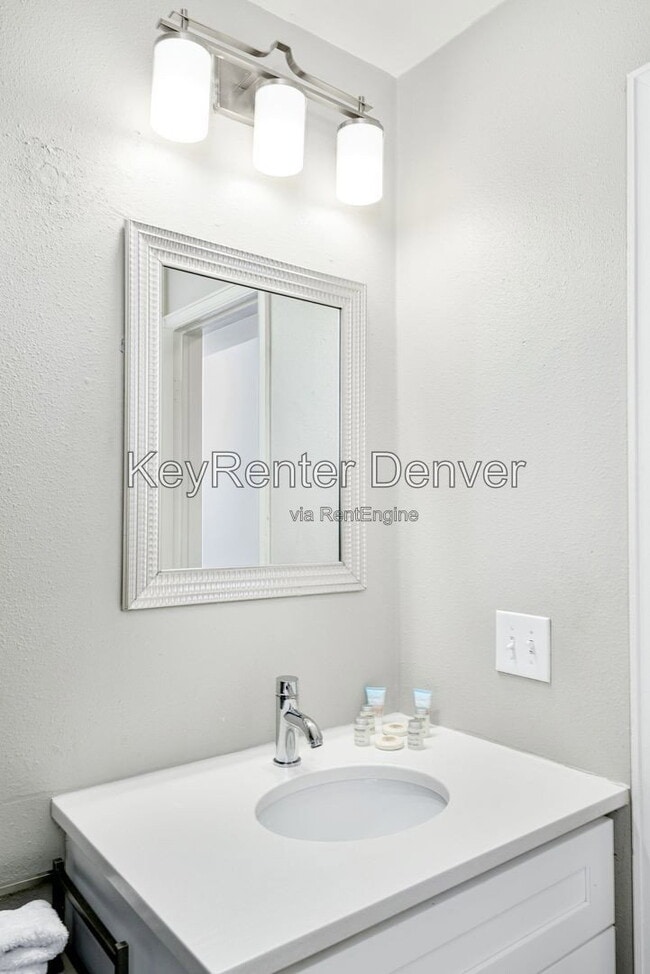 Building Photo - 2405 Tremont Pl