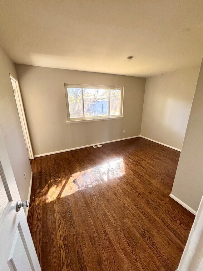 Building Photo - 710 Loyola Dr