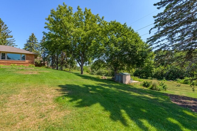 Building Photo - Must see home in mendota heights, huge lot...