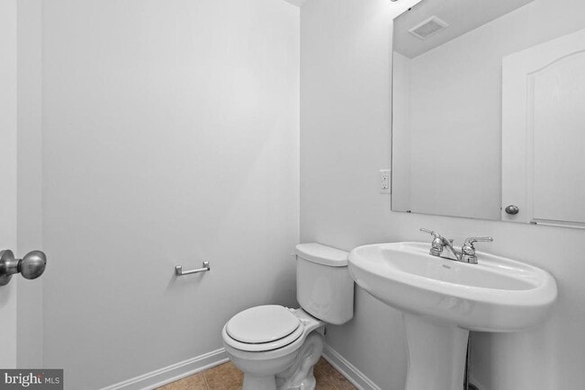 Building Photo - 112 Breezewood Dr