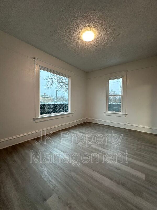 Building Photo - 604 2nd Ave S