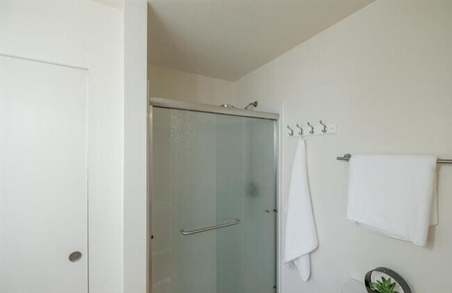 Building Photo - Charming One-Level Home with Private Yard ...