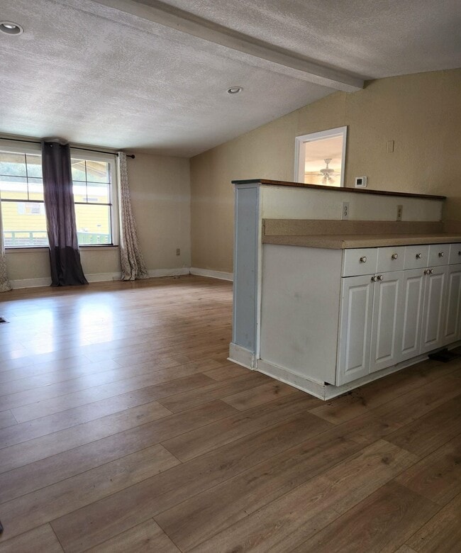 Building Photo - 890 Poinsettia Rd