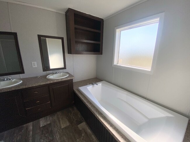 Building Photo - Spacious 3 Bedroom Mobile Home for Rent in...