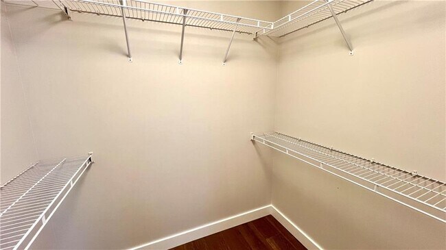 Building Photo - 417 Hillcrest Cmns