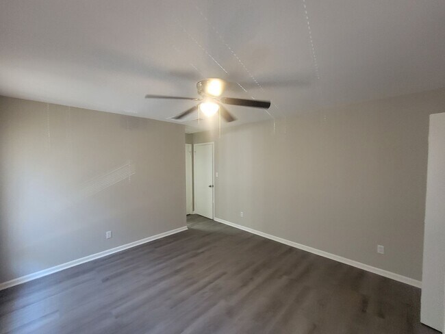 Building Photo - 1546 Hamilton Dr