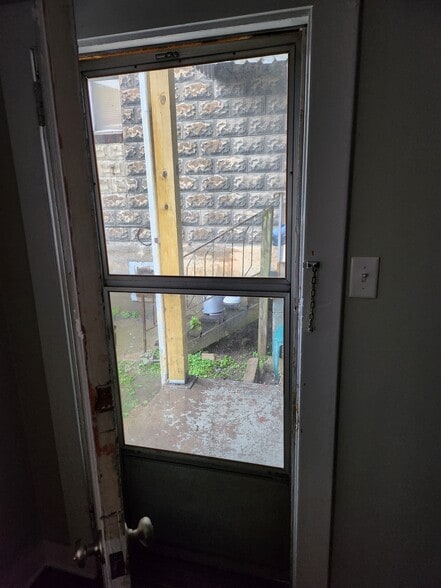 Building Photo - 522 Center St