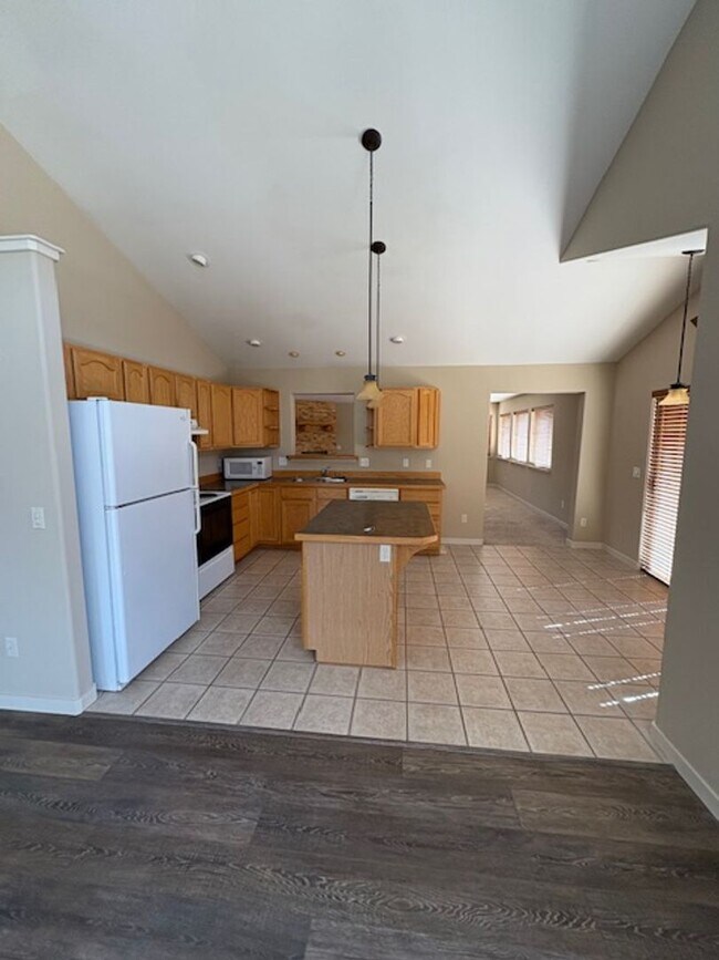 Building Photo - Stunning 3-Bedroom, 2-Bath Home with Lake Views!