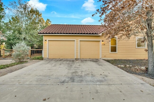 Building Photo - 118 N Buckhorn Dr