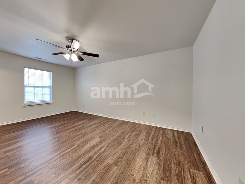 Building Photo - 1922 Cross Oaks Dr