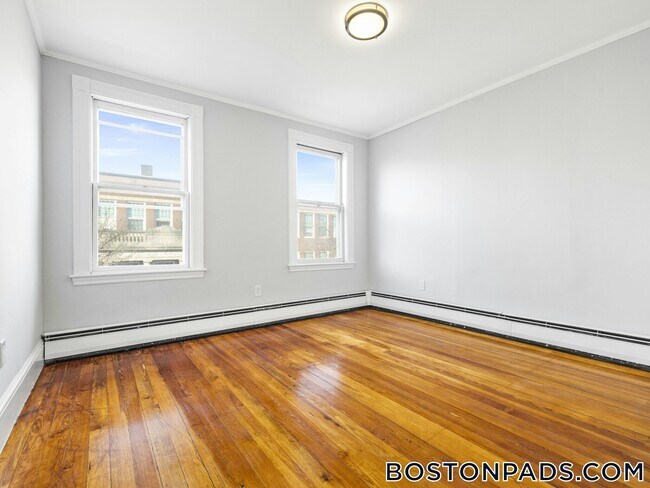 Building Photo - 131 Cottage St