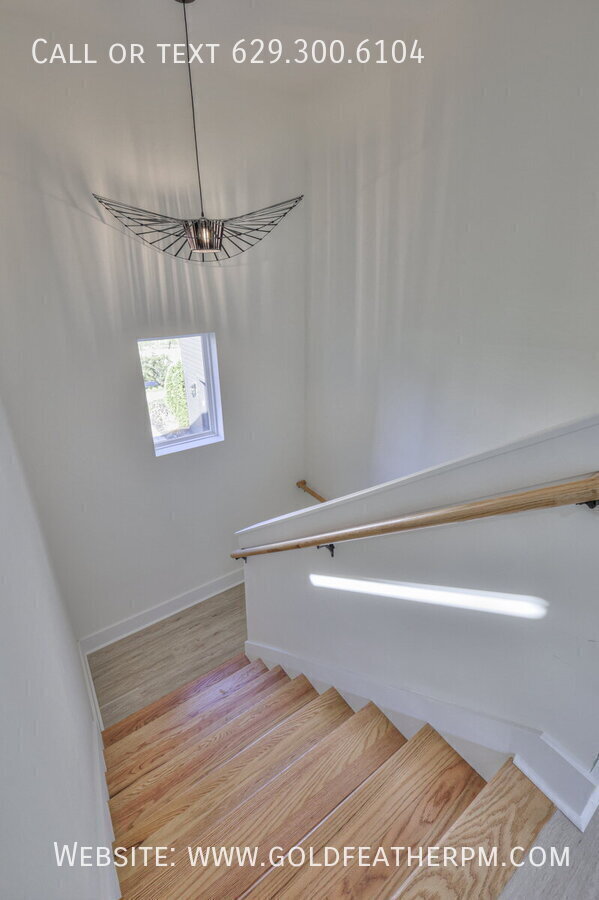 Building Photo - 402 E Trinity Ln