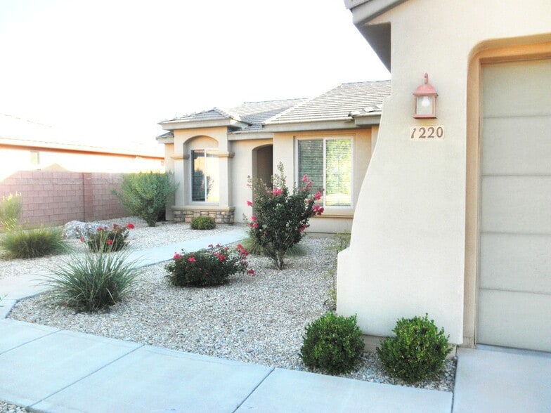 Building Photo - 1220 N Spring Valley Dr