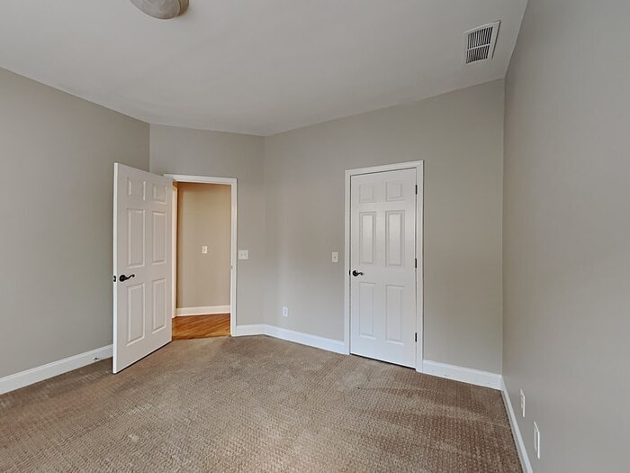 Building Photo - 1350 Lamont Cir