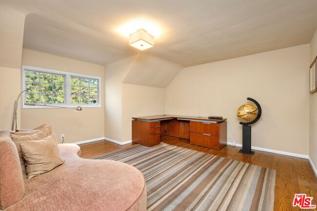 Building Photo - 723 Sierra Dr