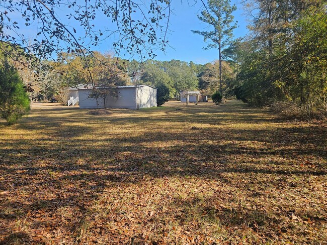 Building Photo - Lovely 3-Bedroom Home with Fenced Yard & R...