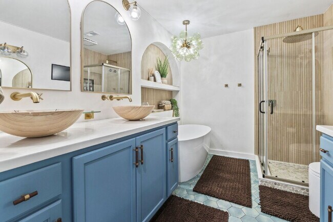 Building Photo - Peaceful and Luxury Living on 3+ Acres