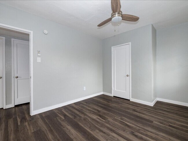 Building Photo - 2 Bedroom 1 Bathroom with Enclosed Backyard!