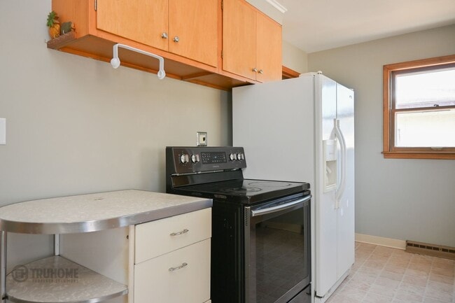 Building Photo - 4 Bed 2 Bath in Prime Location: Your Perfect Home Close to UND!