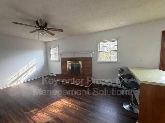 Building Photo - 907 Ladd Rd