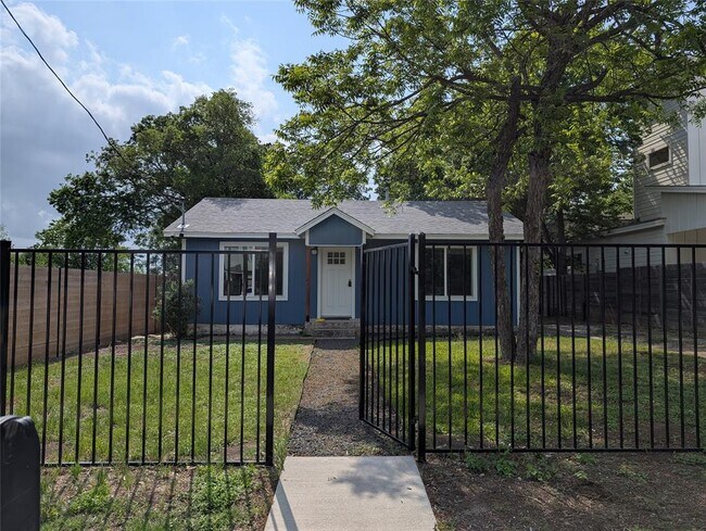 Building Photo - 6915 Providence Ave