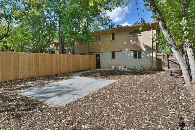 Building Photo - (2026 Pre-Leasing) Beautiful 3 Bed / 1 Bath Garden Apartment in Prime Boulder Location!