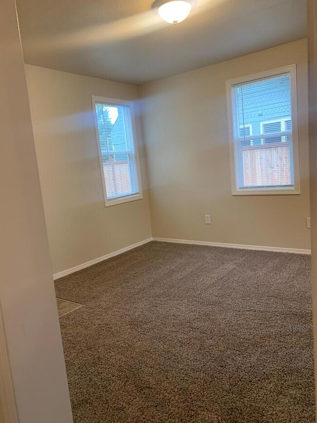 Building Photo - 1221 W Franklin St