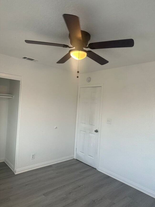 Building Photo - Charming 3 Bed, 2 Bath Home in Hesperia - Perfect for Your Family!