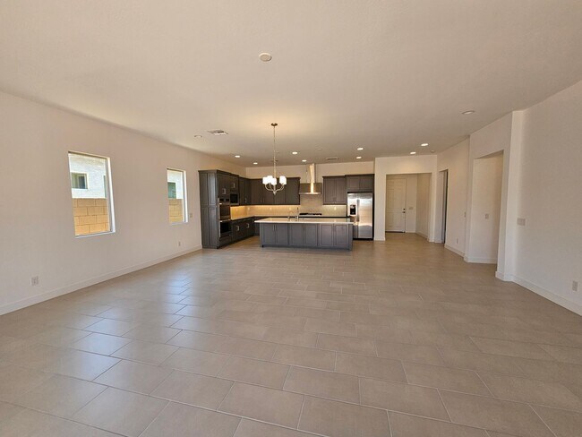 Building Photo - Beautiful and spacious